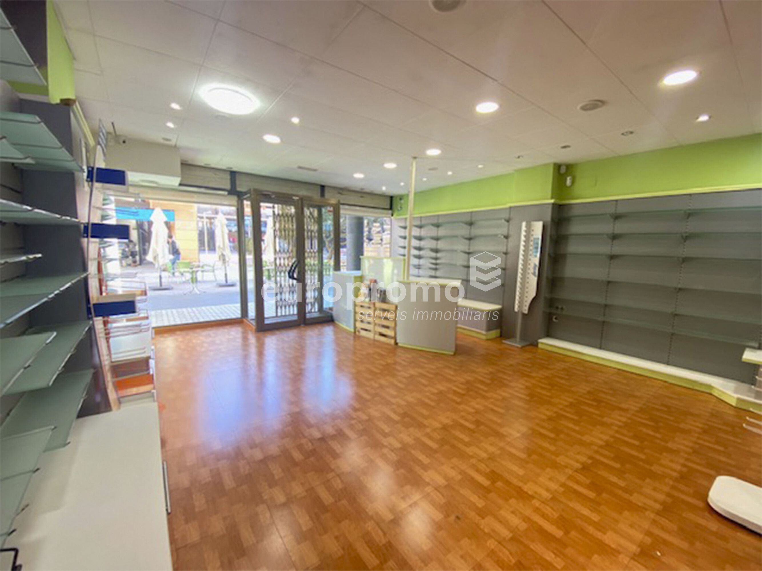 Local comercial de 60m2 situat en el  centre de Girona plaça Josep pla!